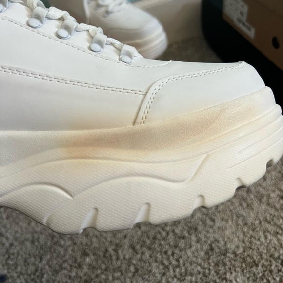 Never worn but does have some staining from the factory, women’s size 8 - Picture 5 of 9